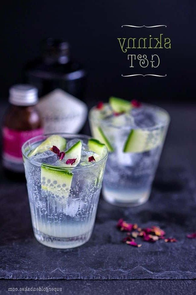 Αυτό το 'ελαφρύ' Gin Tonic έχει μόνο 55 θερμίδες και περιέχει αγγούρι και ανθόνερο τριαντάφυλλου για ένα δροσιστικό κοκτέιλ χαμηλών θερμίδων.