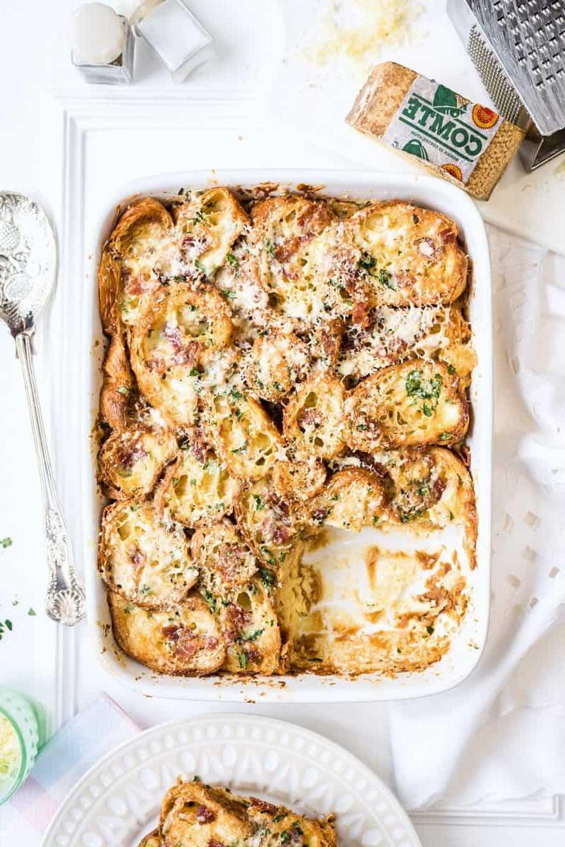 Αυτό το αλμυρό croissant pudding με τυρί Comté και μπέικον είναι ιδανικό για να ταΐσετε πολύ κόσμο σε ειδικές περιστάσεις!