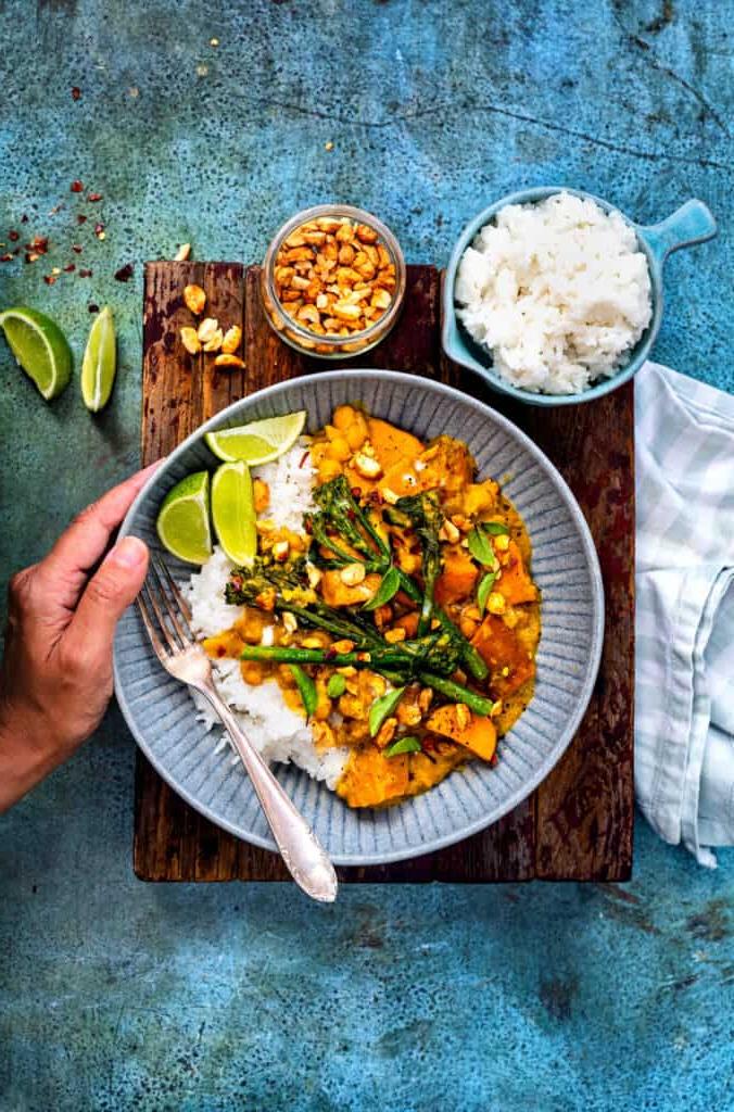 Καρί Σατάι Γλυκοπατάτας 2 Satay γλυκοπατάτα κάρυ σε μπολ σερβιρισμένο πάνω από ρύζι γιασεμί με φέτες λάιμ στο πλάι