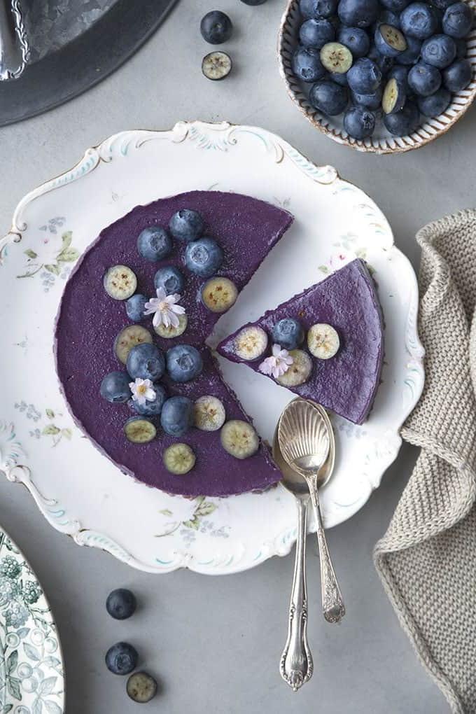 Αυτή η ωμή vegan τούρτα smoothie με μύρτιλα είναι ιδανική για μια νότα γλυκύτητας και πληθώρα θρεπτικών συστατικών! Ένα πιο ελαφρύ, χωρίς γαλακτοκομικά, χωρίς γλουτένη και φυσικά γλυκαντικό κέρασμα, γεμάτο με μύρτιλα!