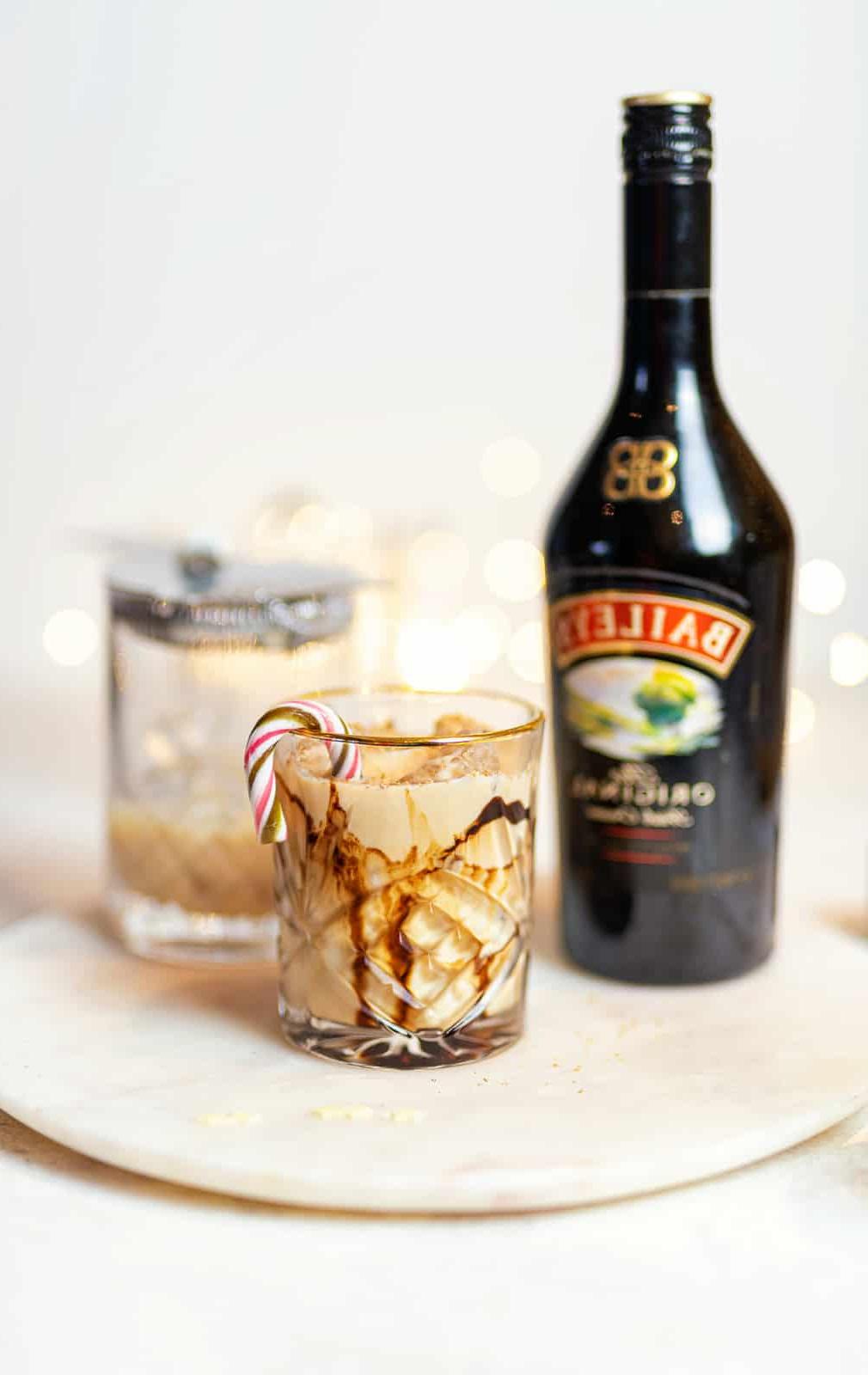 Μάντσλαιντ | Βίντεο Οδηγός 2 Κλασικό Mudslide Cocktail σε ποτήρι με πάγο και γαρνιτούρα