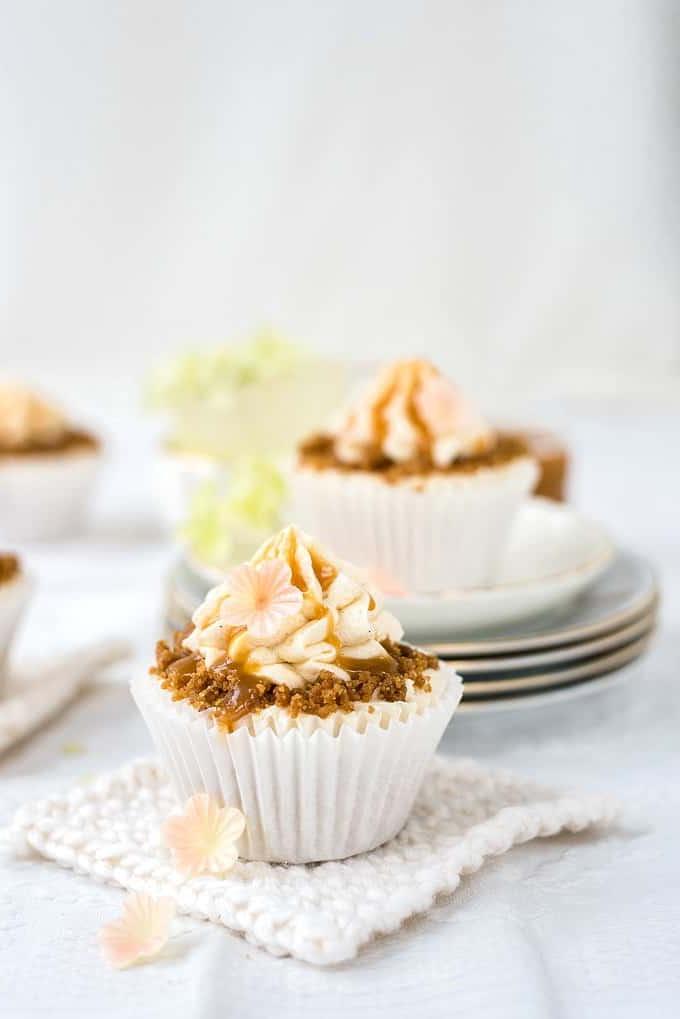Ονειρικά, αρωματικά cupcakes μήλου με βελούδινη βουτυρόκρεμα, τραγανό streusel και λαχταριστή σάλτσα καραμέλας – απλά για να τα λατρέψετε!