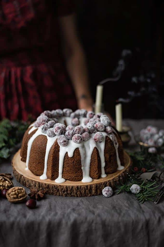 Χριστουγεννιάτικο Bundt κέικ με κράνμπερι και καρύδια και παγωμένα κράνμπερι – ιδανικό για τα Χριστούγεννα και το γιορτινό τραπέζι!