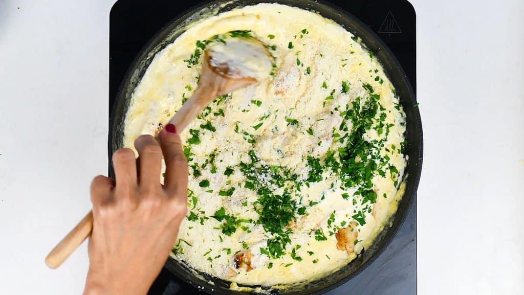 Κοτόπουλο Αλφρέντο – Κρεμώδη Ζυμαρικά με Κοτόπουλο 11 Ετοιμασία κρεμώδους σάλτσας Αλφρέντο σε τηγάνι