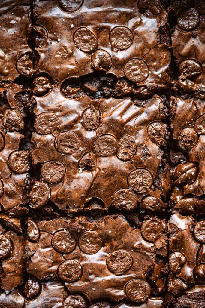 Φριτέζα Αέρος Μπράουνις 11 κομμένα brownies από φριτέζα αέρος με κουβερτούρα σε σταγόνες, κάτοψη