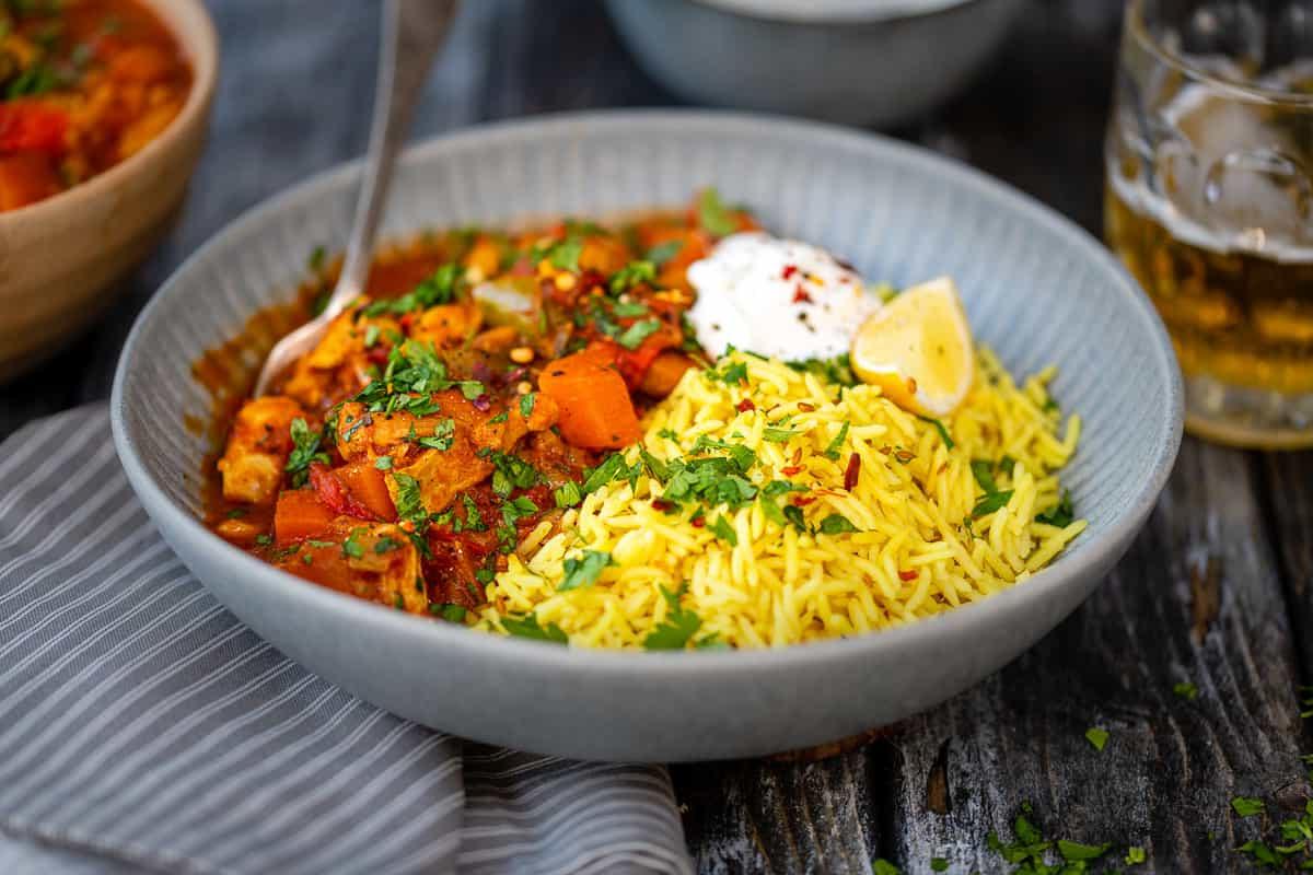 Εύκολο Κοτόπουλο Ρόγκαν Τζος 11 Rogan Josh κοτόπουλο σε μπολ με ρύζι και κόλιανδρο