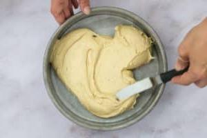 Άπλωμα μείγματος τούρτας σε ταψί