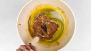 Ανάμειξη μπαχαρικών σε υγρά συστατικά για ζύμη μπισκότων