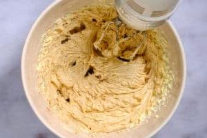 Βουτυρόκρεμα Biscoff φτιαγμένη με ζαχαρούχο γάλα και βούτυρο σε ένα μπολ ανάμειξης