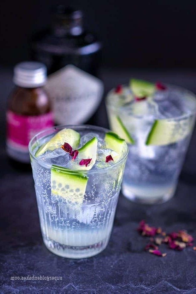 Αυτό το 'ελαφρύ' Gin Tonic έχει μόνο 55 θερμίδες και περιέχει αγγούρι και ανθόνερο τριαντάφυλλου για ένα δροσιστικό κοκτέιλ χαμηλών θερμίδων.