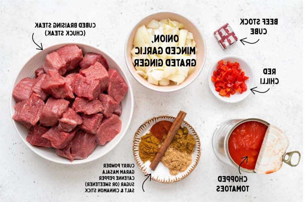 Αργομαγειρεμένο Μοσχάρι Κάρι 3 Κάρυ μοσχάρι σε αργό μαγειρα, έτοιμο προς σερβίρισμα.