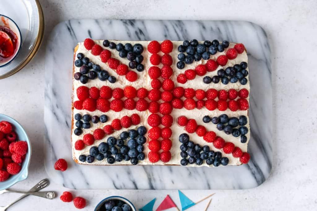 Τούρτα Στέψης διακοσμημένη ως Union Jack χρησιμοποιώντας φρέσκα βατόμουρα και μύρτιλα
