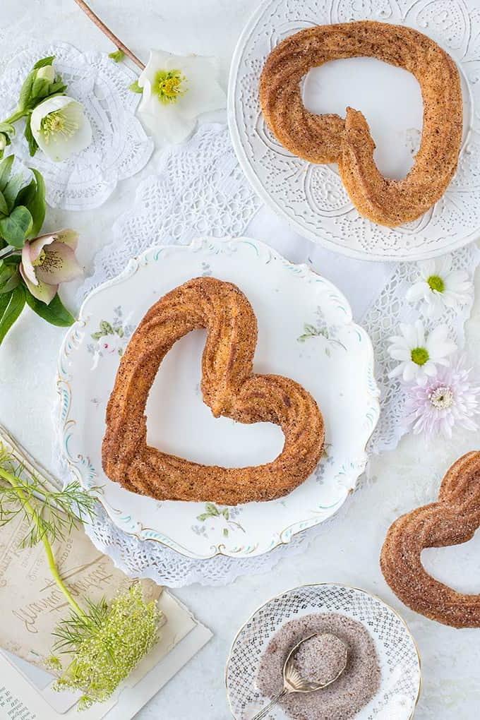 Vegan churros σε σχήμα καρδιάς σε όμορφα vintage πιάτα