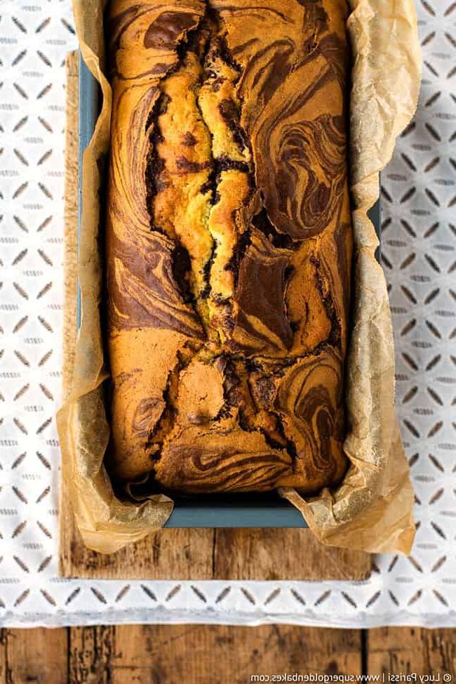 Πανοραμική άποψη μαρμπρέ pound cake σε φόρμα φρατζόλας