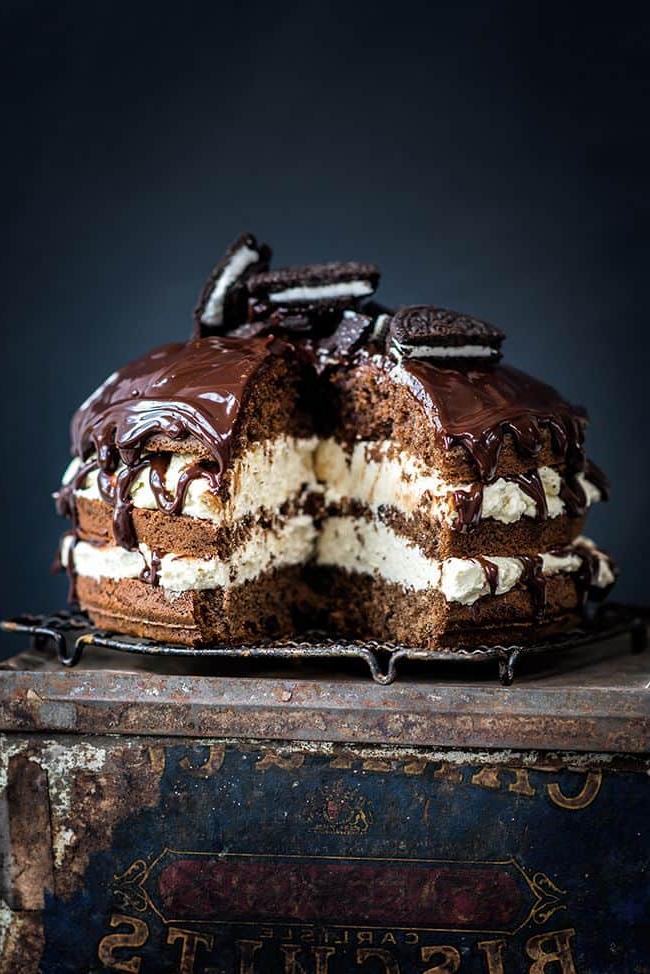 Κοντινό πλάνο μιας φέτας από την τούρτα cookies και κρέμα, αποκαλύπτοντας τις ομοιόμορφες στρώσεις και τη γέμιση λευκής σοκολάτας