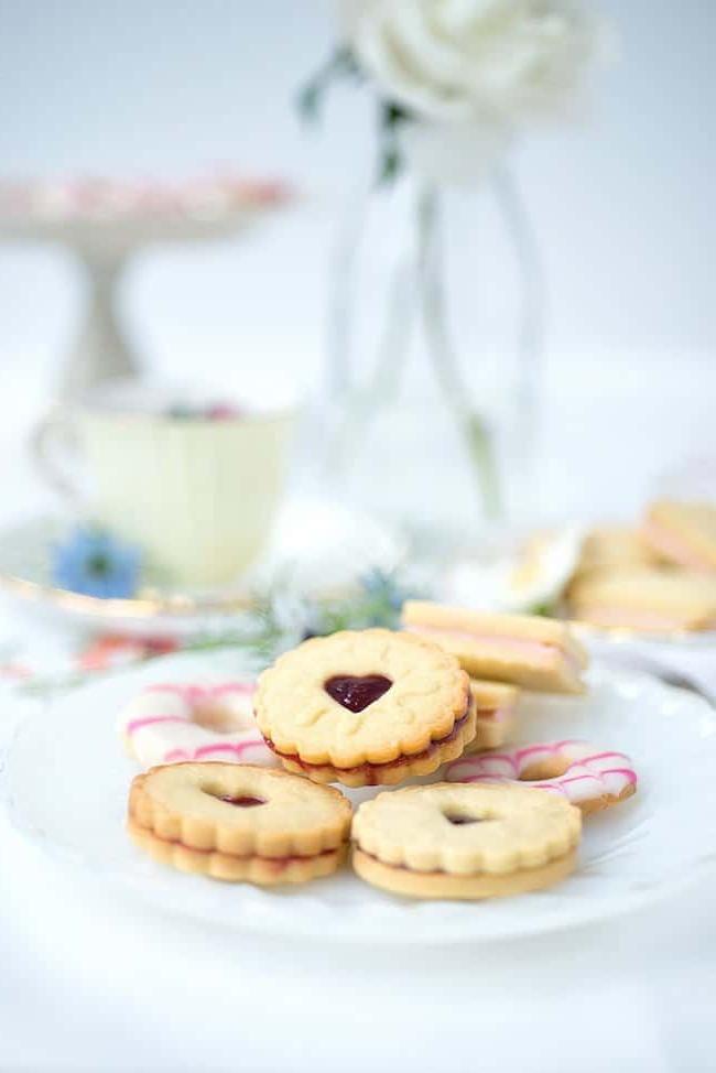 Σπιτικά μπισκότα Jammie Dodger σε ένα πιάτο