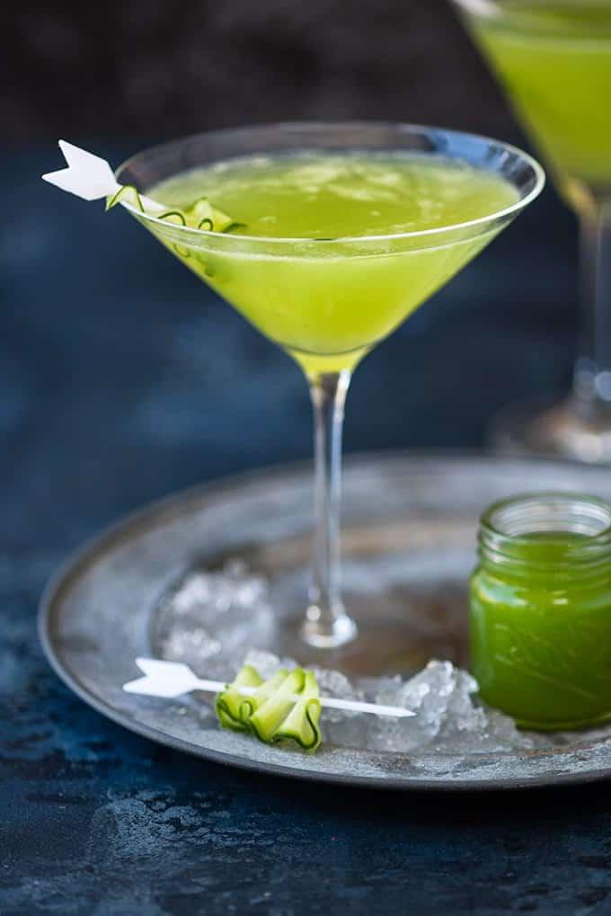 Martini Αγγουριού σε ρηχό ποτήρι Martini