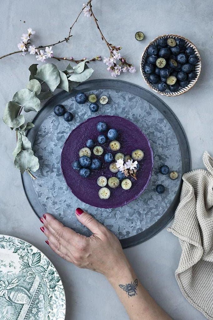 Ξεκινήστε την προετοιμασία της ωμής vegan τούρτας smoothie με μύρτιλα την προηγούμενη ημέρα και αφήστε χρόνο να σφίξει στην κατάψυξη.