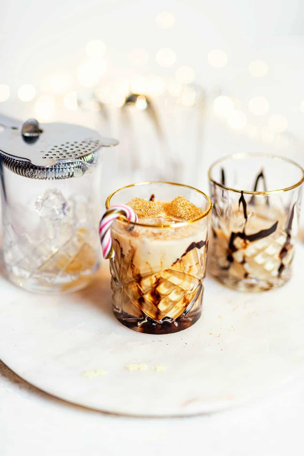 Μάντσλαιντ | Βίντεο Οδηγός 3 Mudslide cocktail σε ποτήρι Rocks με γαρνιτούρα ζαχαρωτού μπαστουνιού