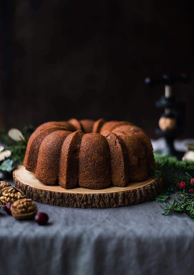 Εντυπωσιακό χριστουγεννιάτικο κέικ Bundt με κράνμπερι και καρύδια στην κουζίνα.