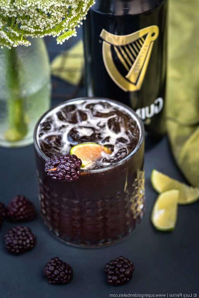 Μαύρη Μαγεία Γκίνες Κοκτέιλ 3 Κοκτέιλ Guinness 'Μαύρη Μαγεία' σε ποτήρι old fashioned με βατόμουρα και φέτα λάιμ