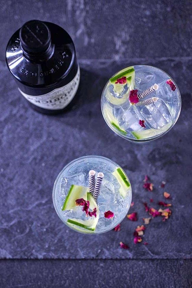 Αυτό το 'ελαφρύ' Gin Tonic έχει μόνο 55 θερμίδες και περιέχει αγγούρι και ανθόνερο τριαντάφυλλου για ένα δροσιστικό κοκτέιλ χαμηλών θερμίδων.