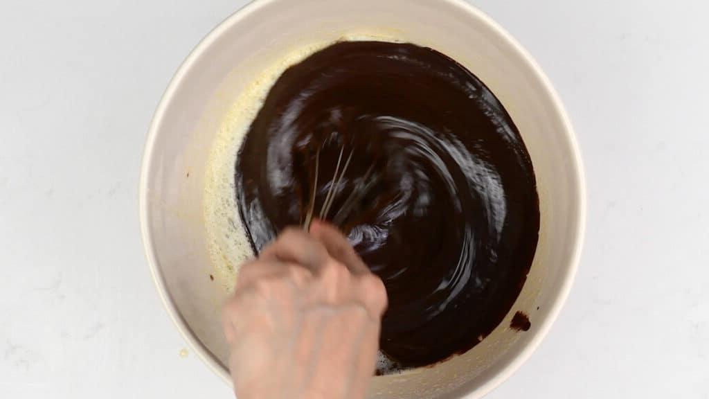 Φριτέζα Αέρος Μπράουνις 4 ανακατεύοντας λιωμένο βούτυρο και σοκολάτα σε ένα μπολ