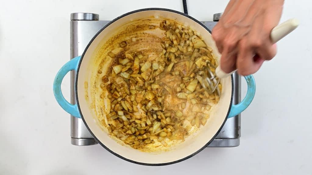 Καρί Σατάι Γλυκοπατάτας 4 Μαγείρεμα κομμένων κρεμμυδιών με μπαχαρικά σε μεγάλη κατσαρόλα