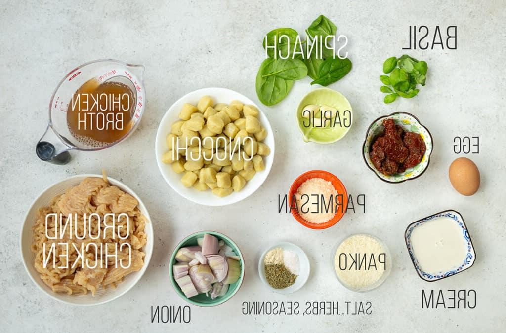 Σιγομαγειρεμένοι Τοσκανικοί Κεφτέδες Κοτόπουλου με Νιόκι 4 Υλικά για αργομαγειρεμένους κοτοκεφτέδες σε κρεμώδη σάλτσα Τοσκάνης με λεζάντες