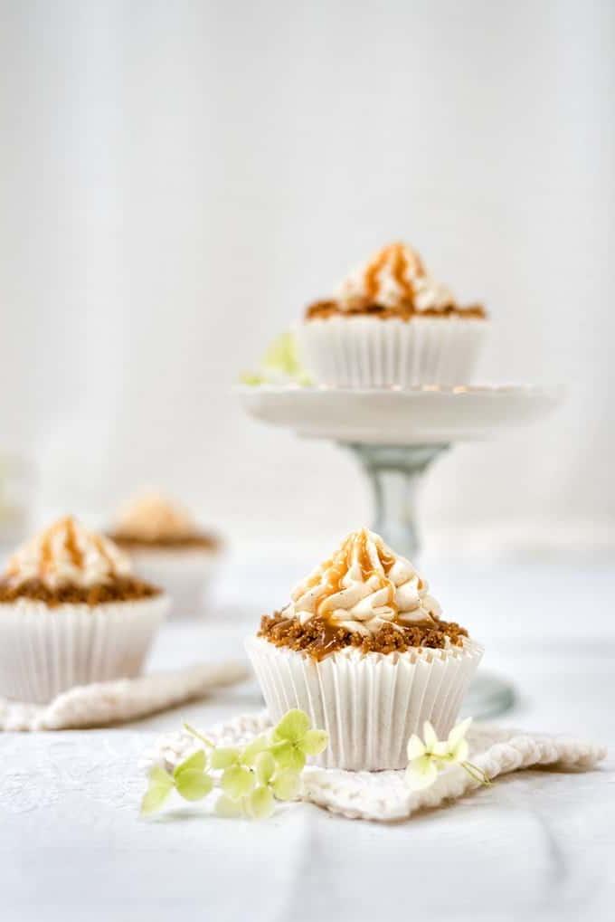 Cupcakes μήλου με καραμέλα, streusel, βουτυρόκρεμα και σάλτσα καραμέλας