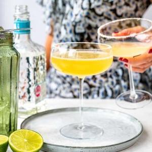 Αφρώδης Μαργαρίτα του Τόμμυ 4 Κοκτέιλ Cadillac Margarita σε αλατισμένο ποτήρι