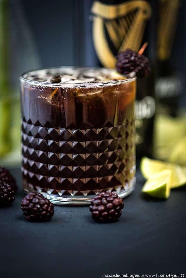 Μαύρη Μαγεία Γκίνες Κοκτέιλ 4 Κοκτέιλ Guinness 'Μαύρη Μαγεία' σερβιρισμένο με πάγο και γαρνίρισμα βατόμουρων