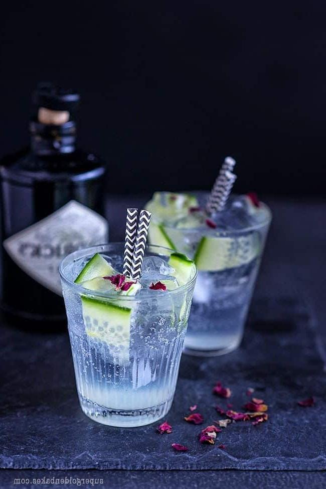 Δύο ποτήρια Gin Tonic με φέτες αγγουριού