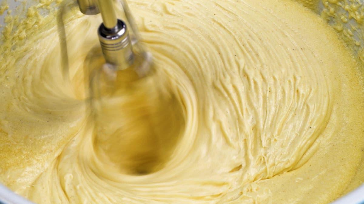 Φριτέζα Αέρος Κέικ Βικτώρια Σφουγγάρι σε Ταψί 5 Παρασκευή μείγματος κέικ ή cupcake σε μπολ ανάμειξης