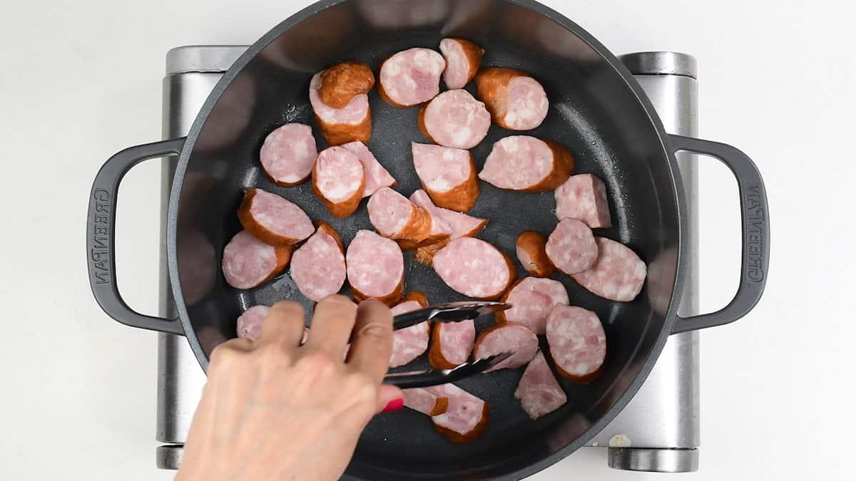 Μονοκατσαρολικά Μακαρόνια με Κιελμπάσα 5 Σοτάρισμα λουκάνικων σε κατσαρόλα
