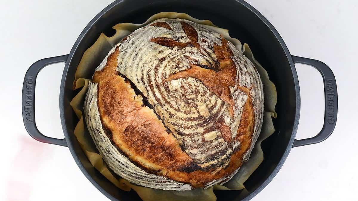 Εύκολο Προζυμένιο Ψωμί (Ιδανικό για Αρχάριους!) 5 Χειροποίητη φραντζόλα προζύμι σε ολλανδική γάστρα.