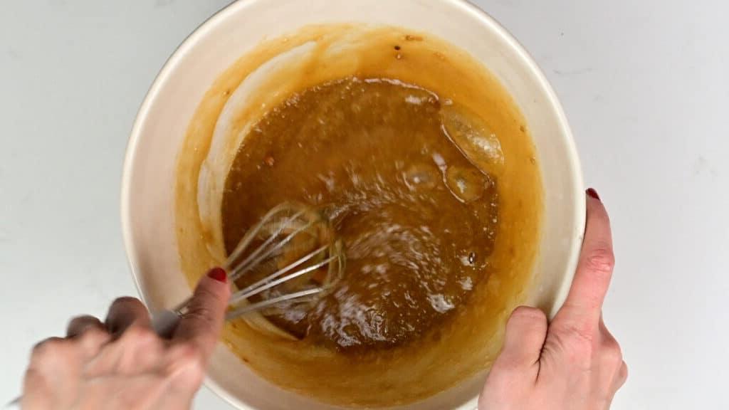 Φριτέζα Αέρος Μπράουνις 5 Χτυπώντας αυγά και ζάχαρη σε μείγμα για brownies σε ένα μπολ