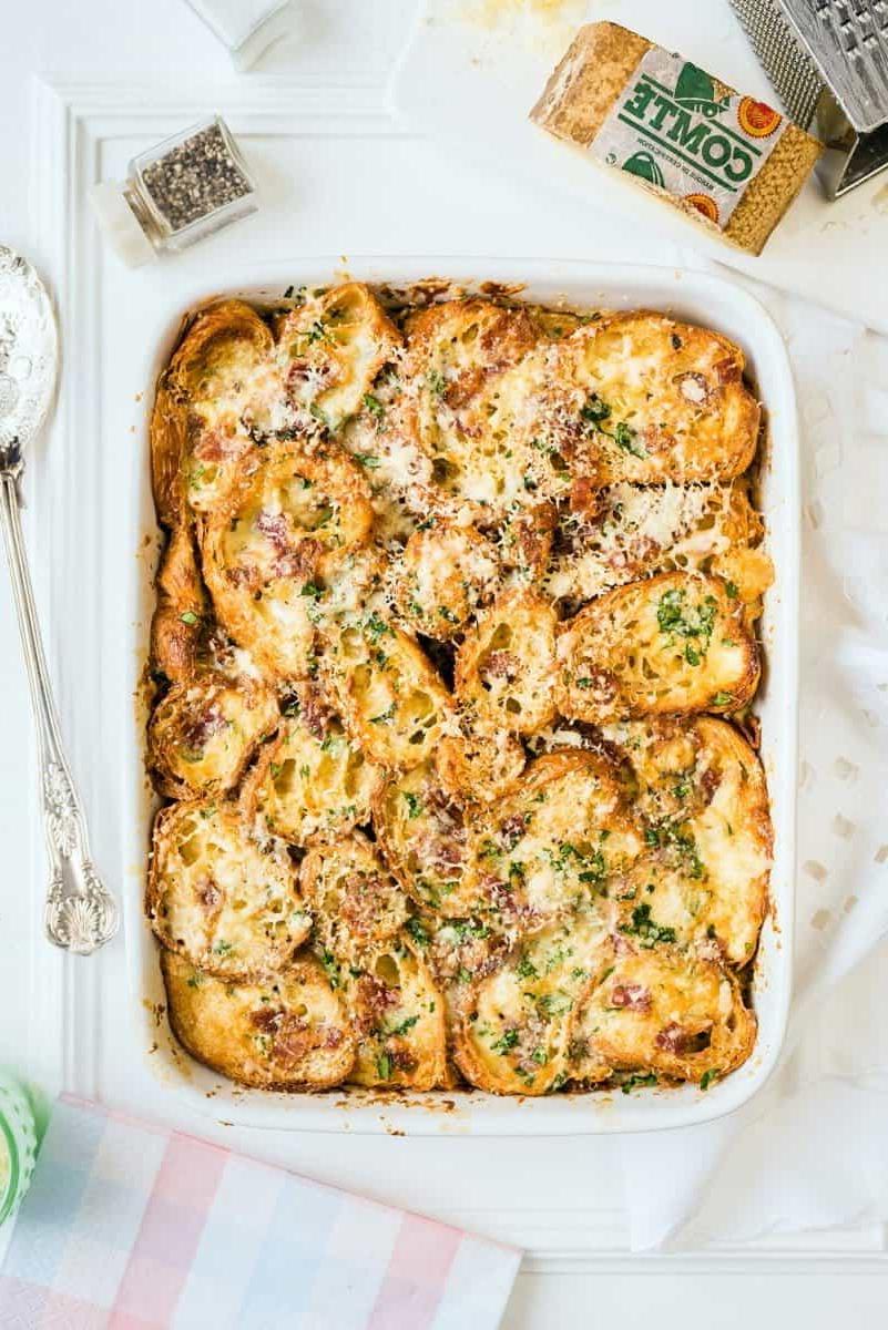 Αυτό το αλμυρό croissant pudding με τυρί Comté και μπέικον είναι ιδανικό για να ταΐσετε πολύ κόσμο σε ειδικές περιστάσεις!