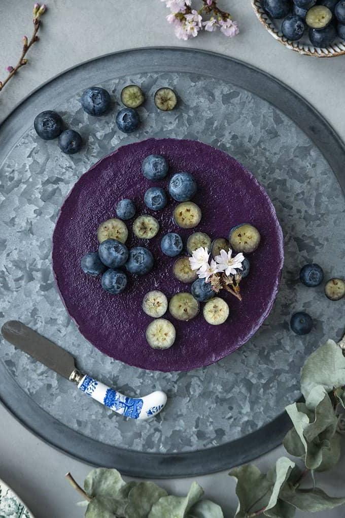 Αυτή η ωμή vegan τούρτα smoothie με μύρτιλα είναι γεμάτη με υγιεινά συστατικά