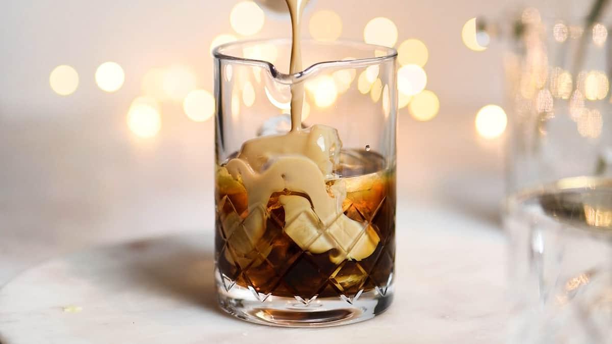 Προσθήκη Baileys στην κανάτα ανάμειξης για Mudslide