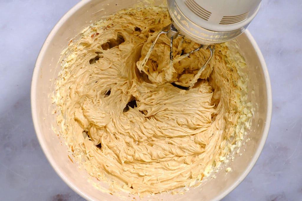 Κέικ Μπισκόφ Φριτέζας Αέρος 5 Βουτυρόκρεμα Biscoff φτιαγμένη με ζαχαρούχο γάλα και βούτυρο σε ένα μπολ ανάμειξης