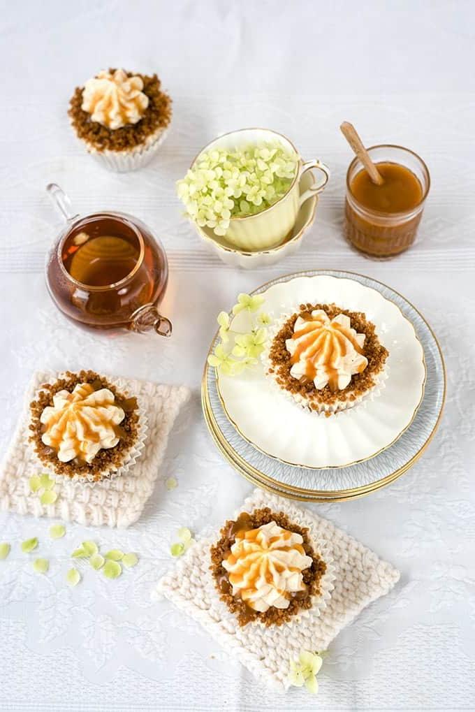 Ονειρικά, υγρά, αρωματικά cupcakes μήλου με βελούδινη βουτυρόκρεμα μήλου, ακαταμάχητο streusel και σάλτσα καραμέλας – απλά για να τα λατρέψετε!
