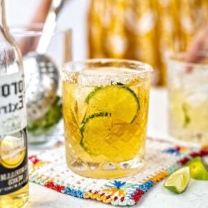 Αφρώδης Μαργαρίτα του Τόμμυ 5 Κοκτέιλ Beergarita σε ποτήρι του ουίσκι