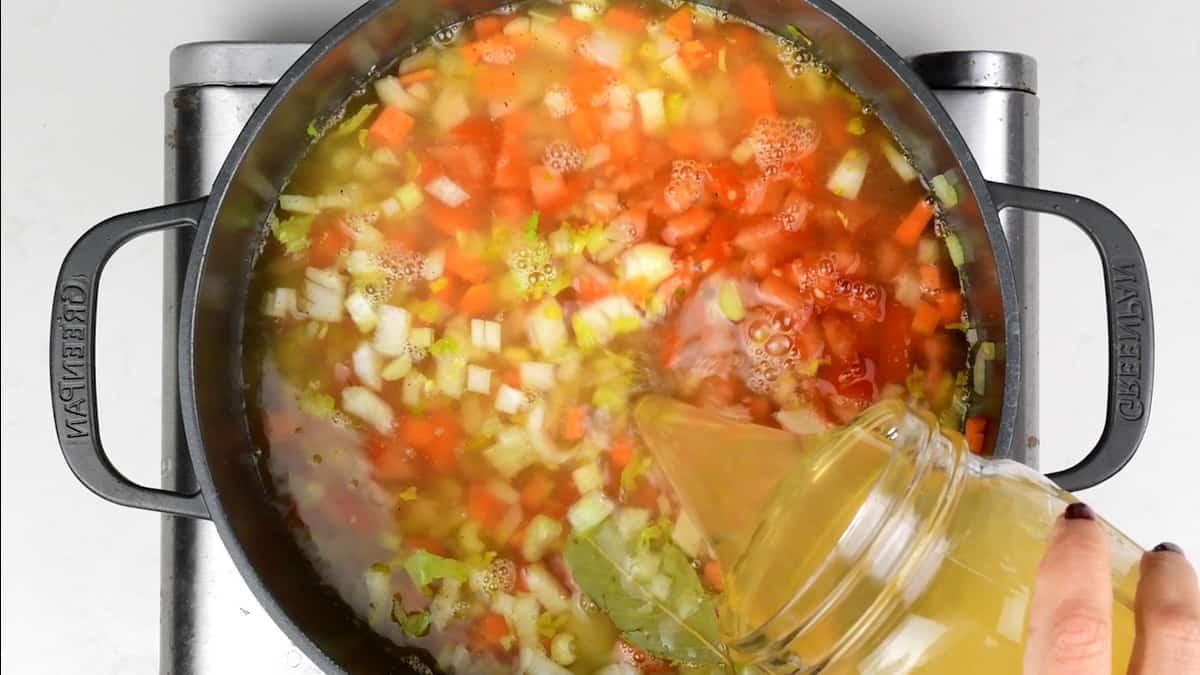 Σούπα από περίσσευμα γαλοπούλας 6 Προσθήκη ζωμού σε βάση σούπας