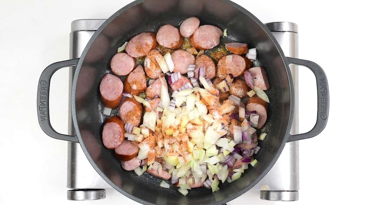 Μονοκατσαρολικά Μακαρόνια με Κιελμπάσα 6 Κρεμμύδια, λουκάνικα και μπαχαρικά σε κατσαρόλα