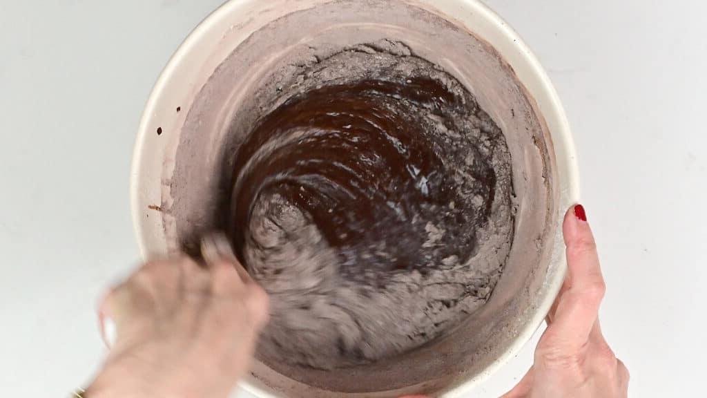 Φριτέζα Αέρος Μπράουνις 6 Φτιάχνοντας μείγμα για brownies σε ένα μπολ ανάμειξης