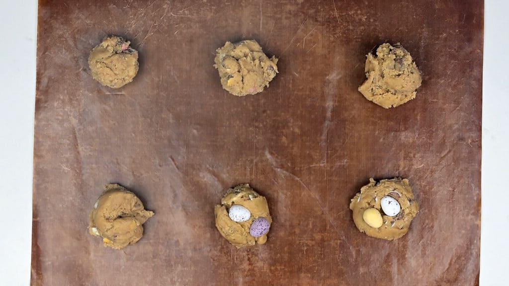 Μπισκότα με Μίνι Αυγά 6 Mini egg cookies σε επένδυση ψησίματος