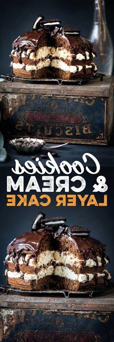 Κομμένη φέτα από την πολυεπίπεδη τούρτα cookies και κρέμα, αναδεικνύοντας τις πλούσιες στρώσεις της γέμισης λευκής σοκολάτας και το σοκολατένιο γλάσο