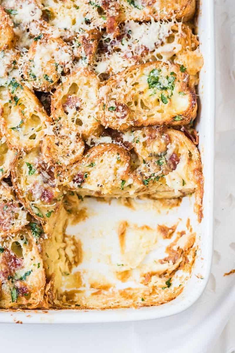 Αυτό το αλμυρό croissant pudding με τυρί Comté και μπέικον είναι ιδανικό για να ταΐσετε πολύ κόσμο σε ειδικές περιστάσεις!