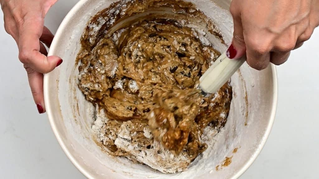 Σπιτικό Κέικ Βύνης 6 ανάμιξη ζύμης κέικ βύνης σε μπολ